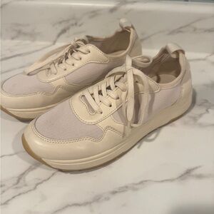 Banana Republic cream tennis shoe sneakers - size 7